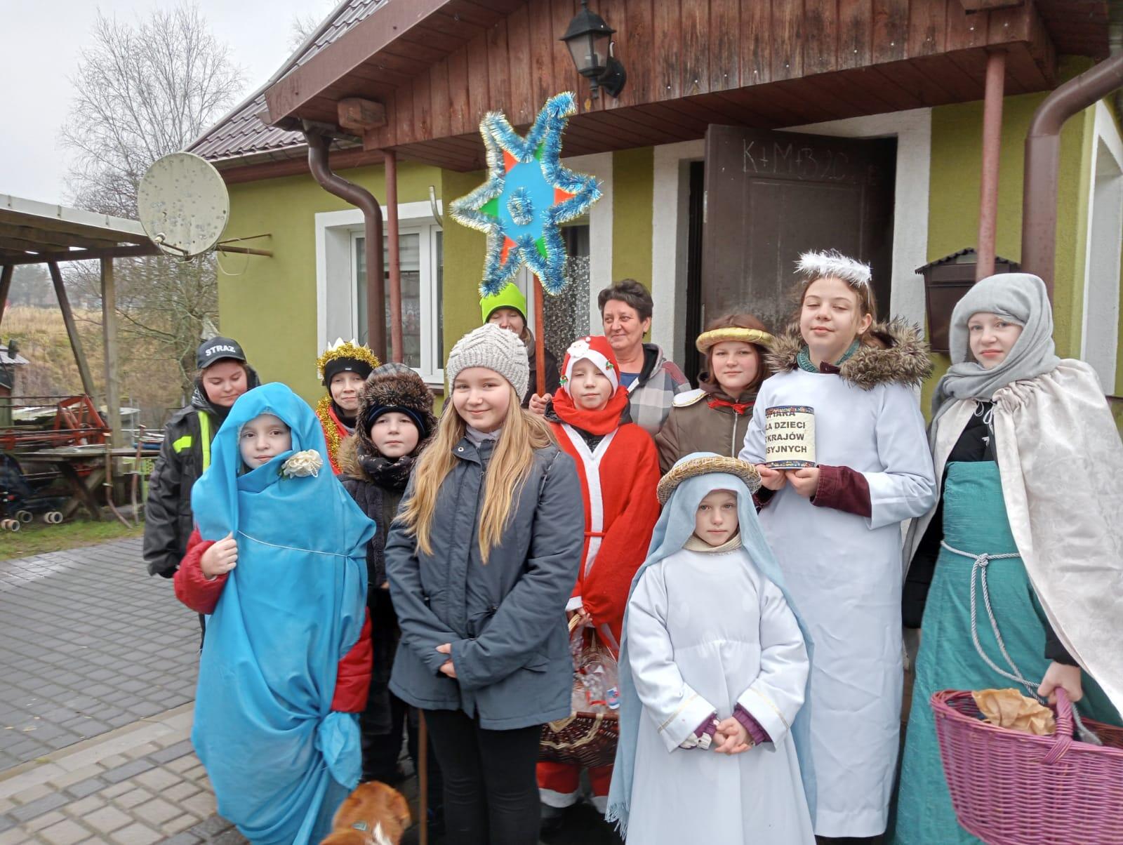 Hej, kolęda, kolęda! Kolędnicy misyjni dzieciom w Papui - Nowej Gwinei.