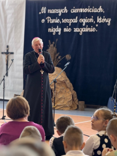 Ksiądz biskup Ryszard Kasyna gościnnie w naszej szkole