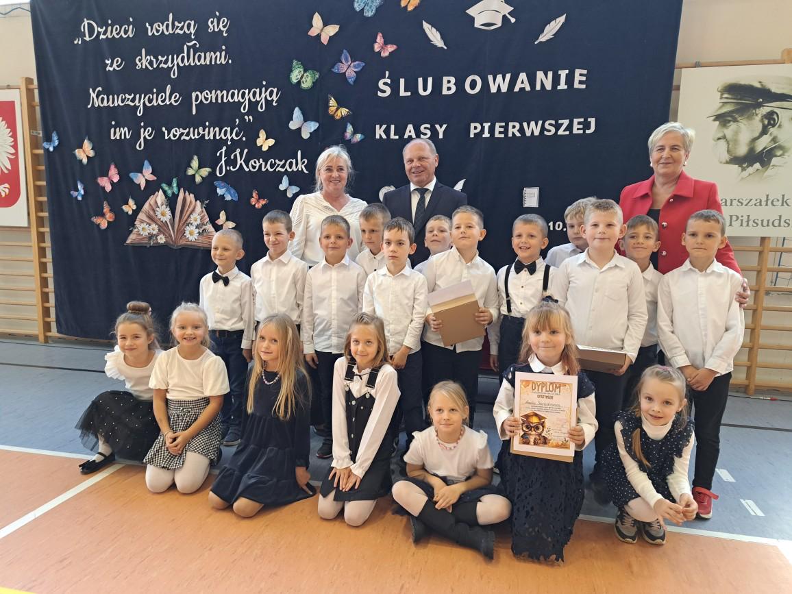 Uroczysty apel z okazji Dnia Edukacji Narodowej i ślubowanie pierwszoklasistów