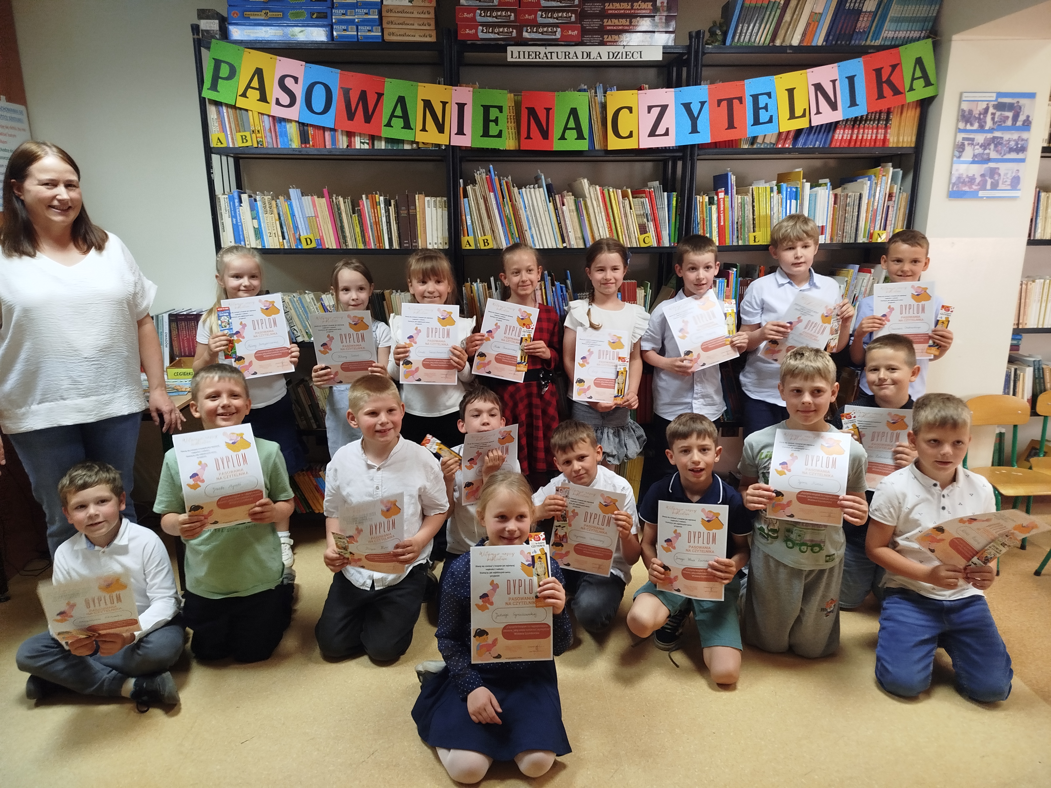 Pasowanie uczniów klasy pierwszej na czytelników biblioteki szkolnej