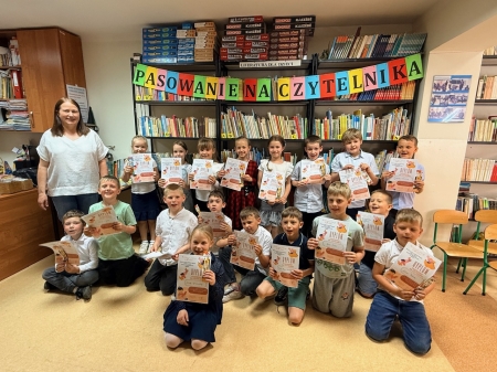 Pasowanie uczniów klasy pierwszej na czytelników biblioteki szkolnej